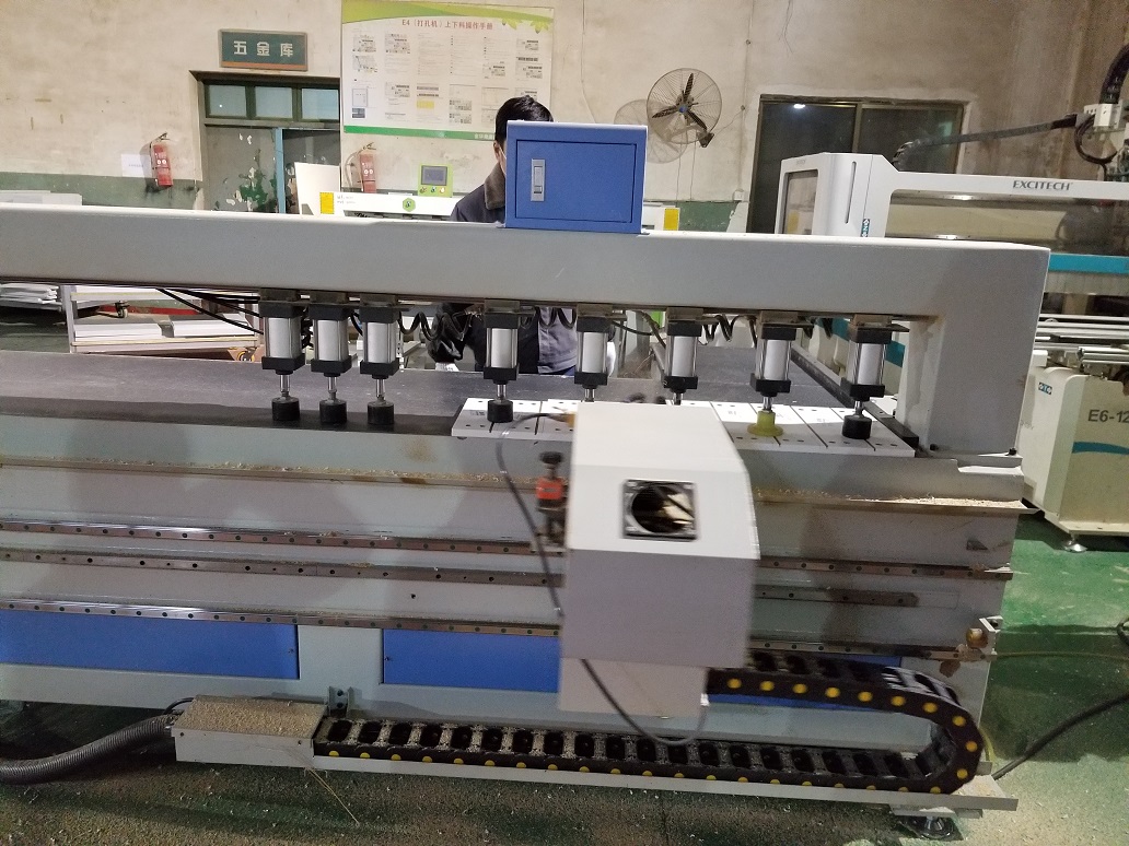 ������е